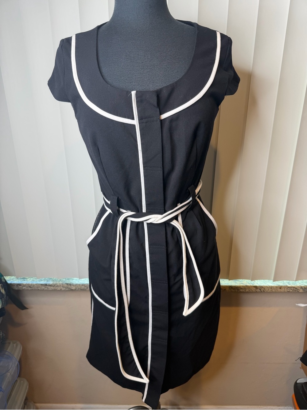 Sandra Darren short-sleeve sheath dress classic black color white piping SZ 6